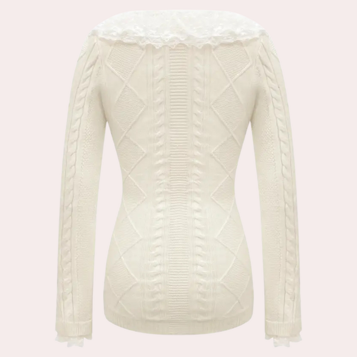 Witte gebreide damestrui met kabelpatroon en kanten kraag, lange mouwen, elegant design, perfect voor herfst- en wintermode.