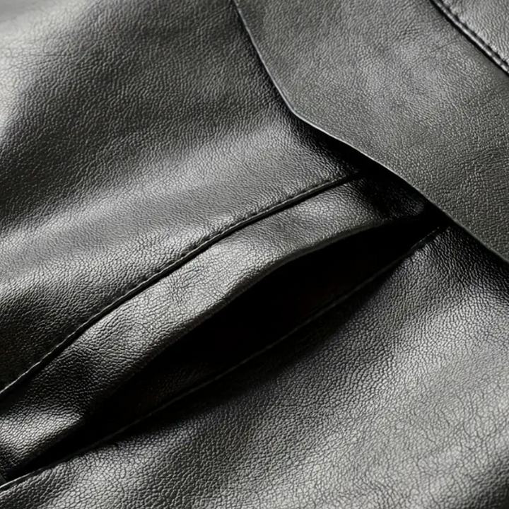 Zwarte leren jas close-up, textuur en naden zichtbaar. Hoogwaardige mode, duurzaam materiaal, stijlvolle kleding voor heren en dames.