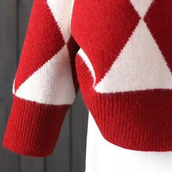 Rode en witte trui met ruitpatroon, gebreid van zachte stof. Modieuze winterkleding, warme en comfortabele stijl voor koude seizoenen.