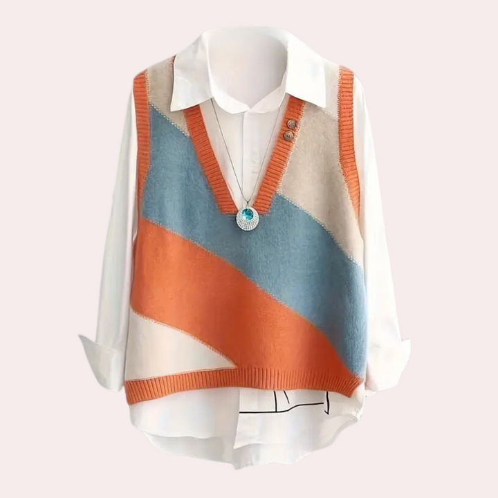 Damestrui met V-hals, kleurrijk gestreept patroon, oranje, blauw en beige, over witte blouse. Modieuze herfstkleding, trendy damesmode.
