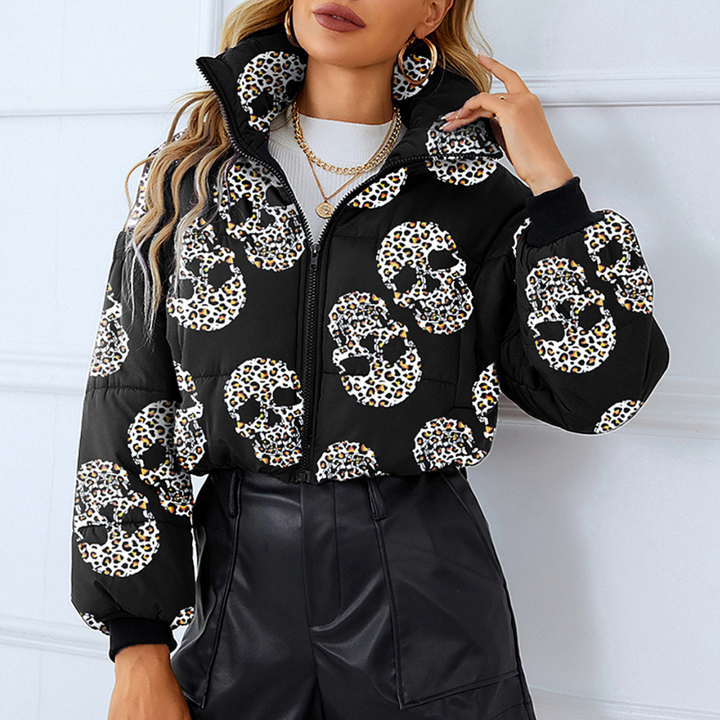 Vrouw draagt zwarte jas met luipaard schedelprint, hoge kraag en ritssluiting. Trendy wintermode, opvallende streetwear stijl.