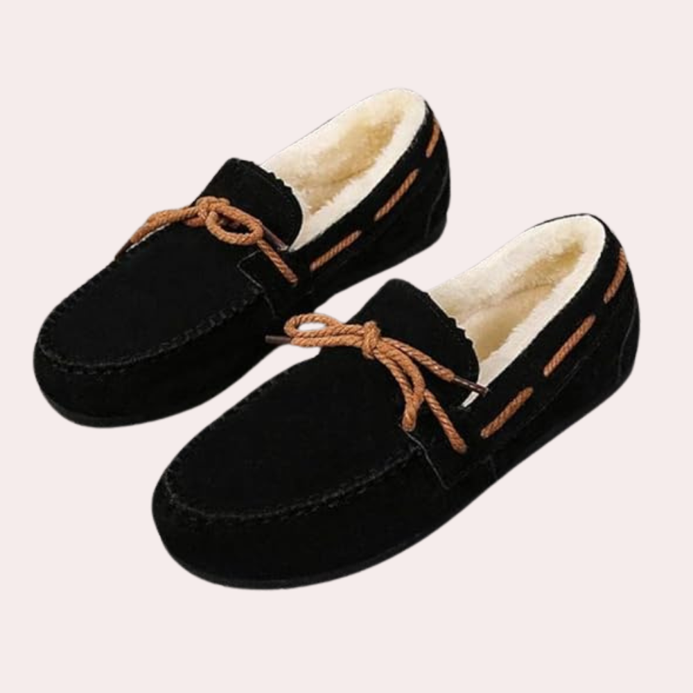 Zwarte suède mocassins met bruine veters en warme voering, comfortabele herenschoenen, casual stijl, perfect voor dagelijks gebruik.
