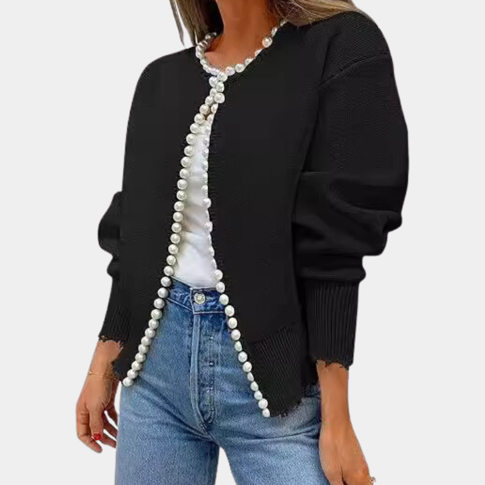Zwarte damesvest met parelknopen, casual stijl, lange mouwen, perfect voor herfstmode, gecombineerd met blauwe jeans en wit T-shirt.
