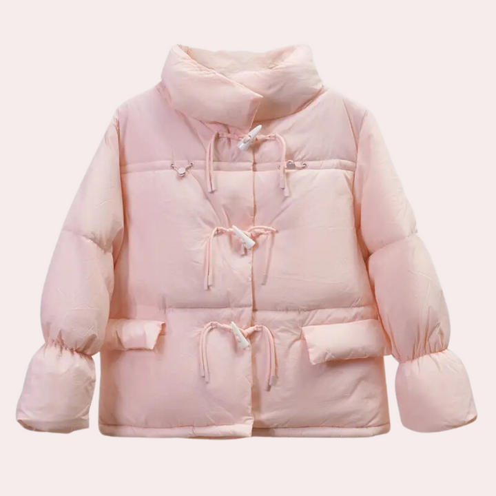 Roze gewatteerde winterjas met hoge kraag en trekkoorden, ideaal voor damesmode. Stijlvolle en warme jas voor koude seizoenen.