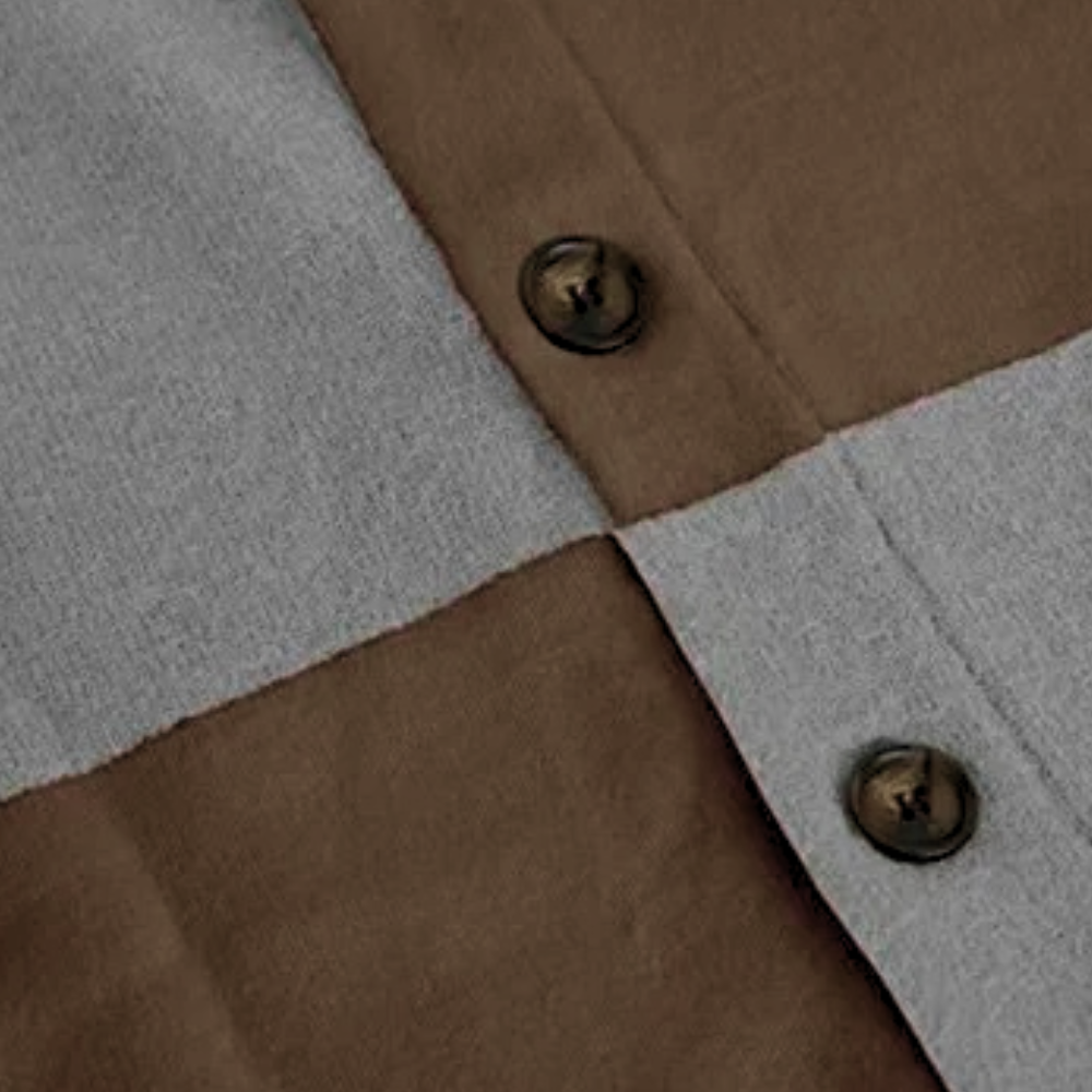 Bruin-grijs geruit overhemd met knoopsluiting, close-up. Modieuze herenkleding, casual stijl, hoogwaardige stof, trendy design.