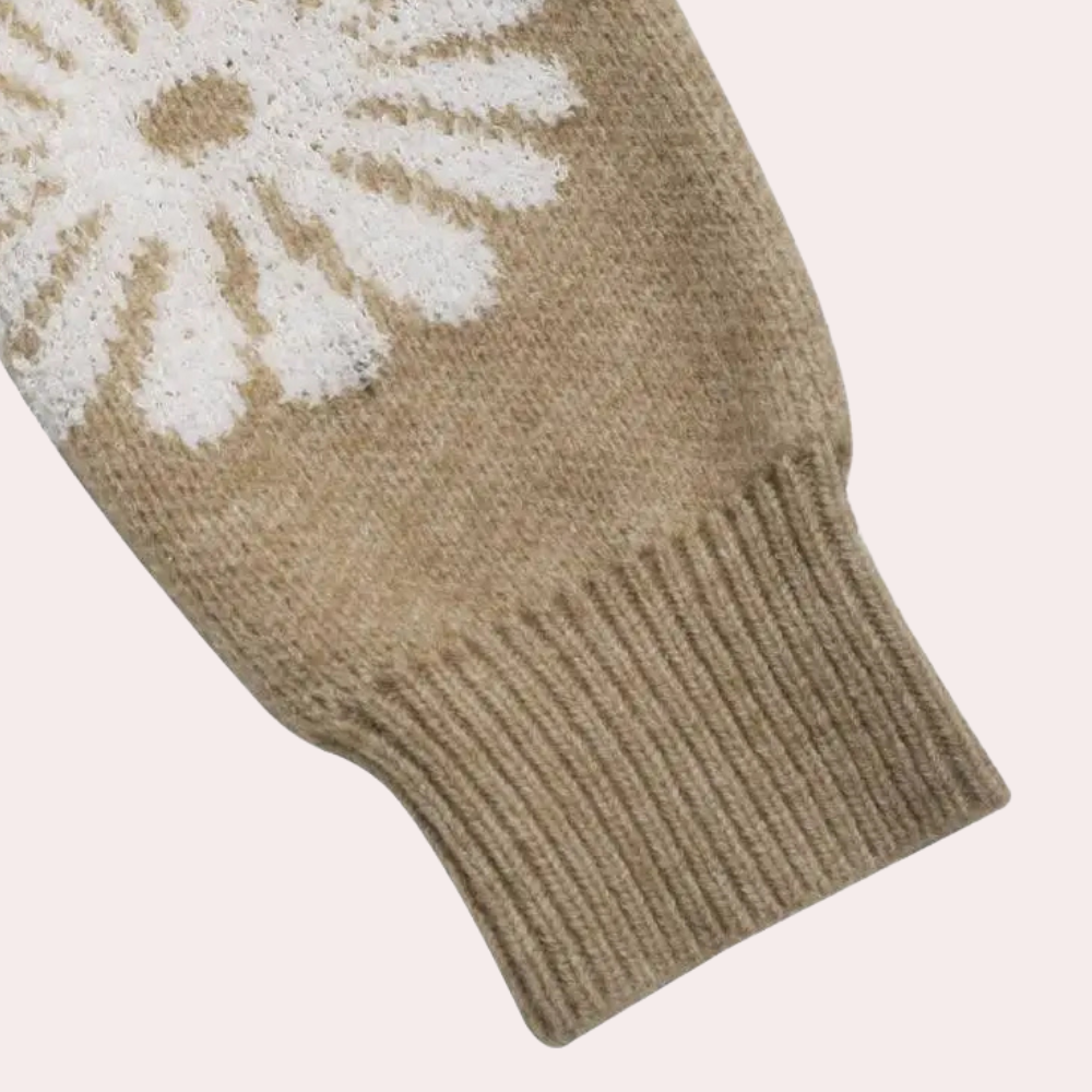 Beige gebreide trui mouw met witte bloemmotief, zachte wol, modieuze dameskleding, herfst winter mode, comfortabele warme stof.