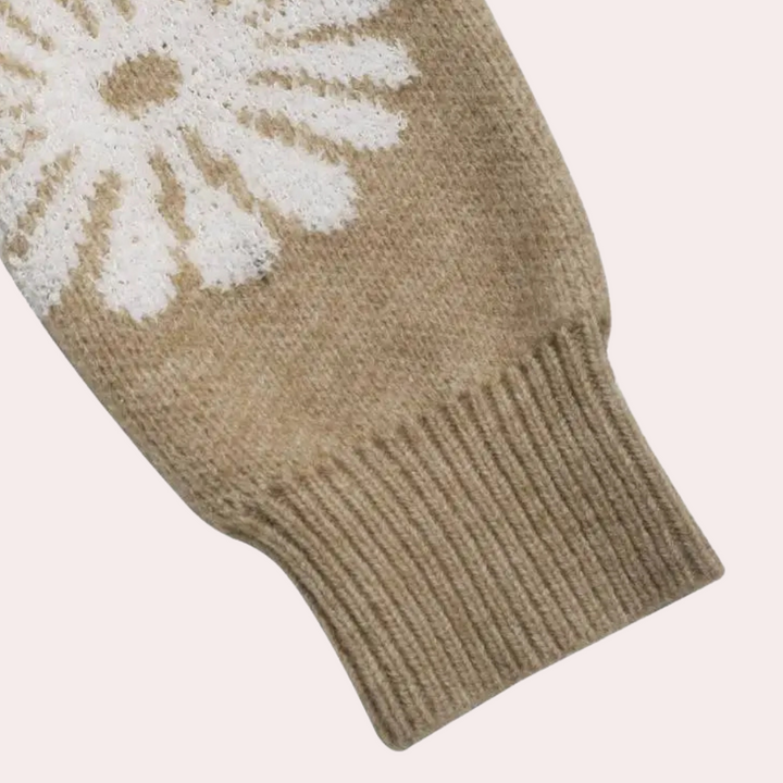 Beige gebreide trui mouw met witte bloemmotief, zachte wol, modieuze dameskleding, herfst winter mode, comfortabele warme stof.