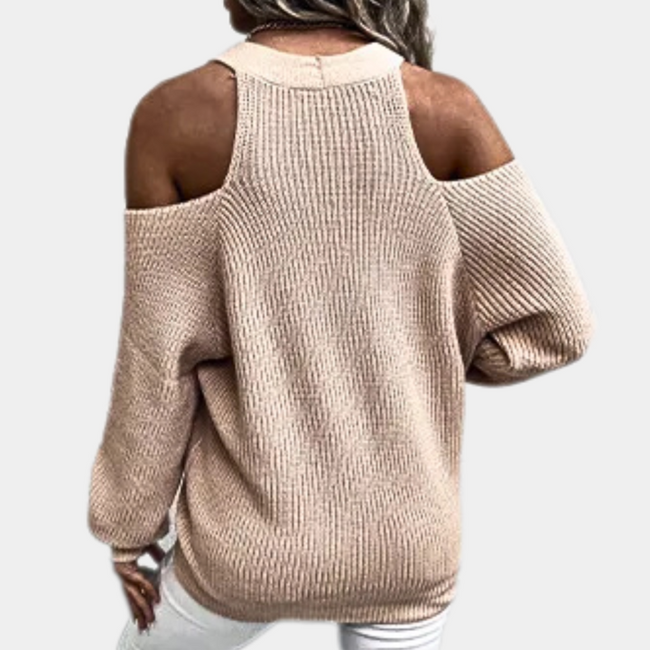Beige gebreide damestrui met open schouders, lange mouwen en losse pasvorm. Modieuze herfst- en winterkleding, comfortabel en stijlvol.