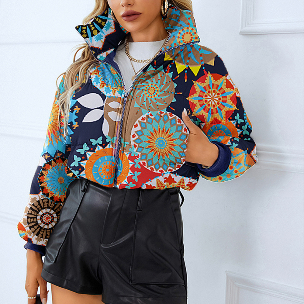 Vrouw draagt kleurrijke patchwork jas met geometrische patronen, gecombineerd met zwarte leren shorts. Modieuze herfstkleding, trendy damesmode.