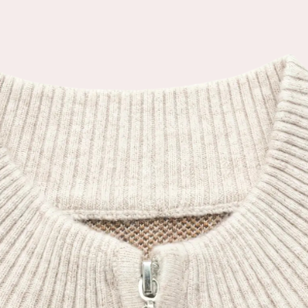Beige gebreide trui met ritssluiting, geribbelde kraag, zachte stof, modieuze dameskleding, herfst- en wintermode, comfortabele pasvorm.