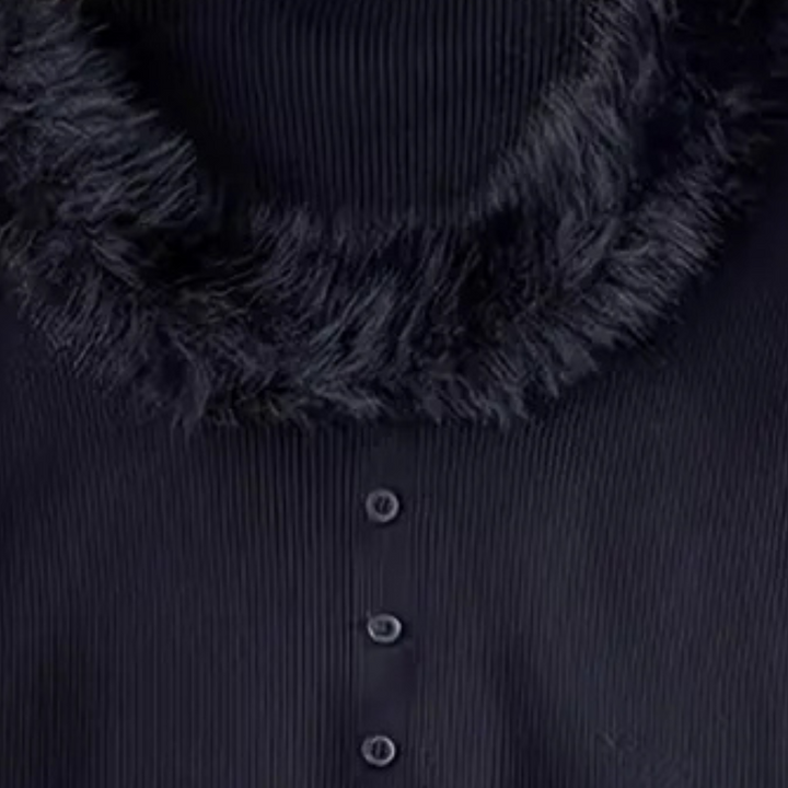 Zwarte geribbelde trui met knopen en kunstbont kraag, stijlvolle damesmode, winterkleding, warme en elegante uitstraling.