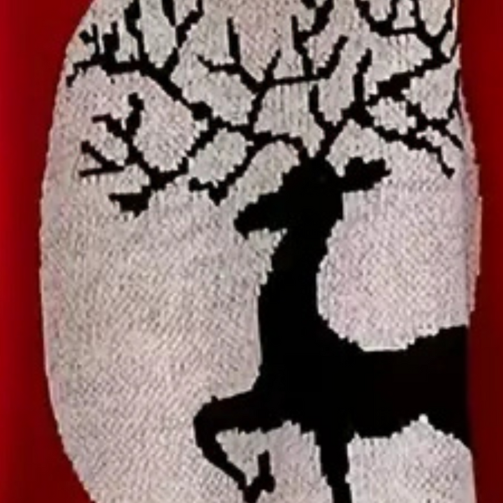 Zwart-wit hert silhouet op gebreide trui, rode achtergrond. Perfect voor wintermode, kersttrui, warme kleding. Stijlvol en seizoensgebonden ontwerp.