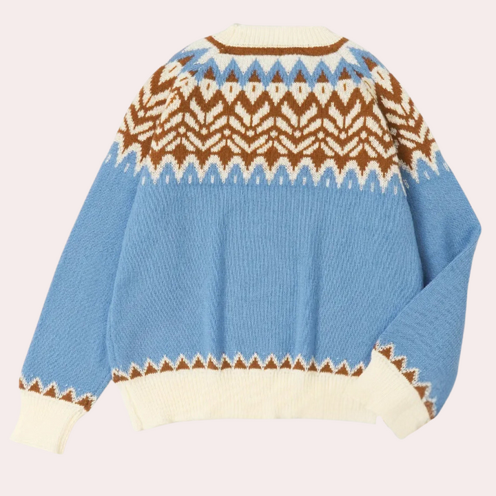 Blauwe gebreide trui met Noors patroon, bruine en witte accenten, lange mouwen, wintermode, warme kleding, Scandinavisch design.
