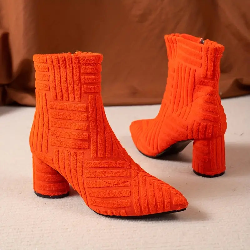Felrode enkellaarsjes met blokhak en geometrisch patroon, trendy damesmode, herfst/winter 2023, stijlvolle schoenen voor dagelijks gebruik.