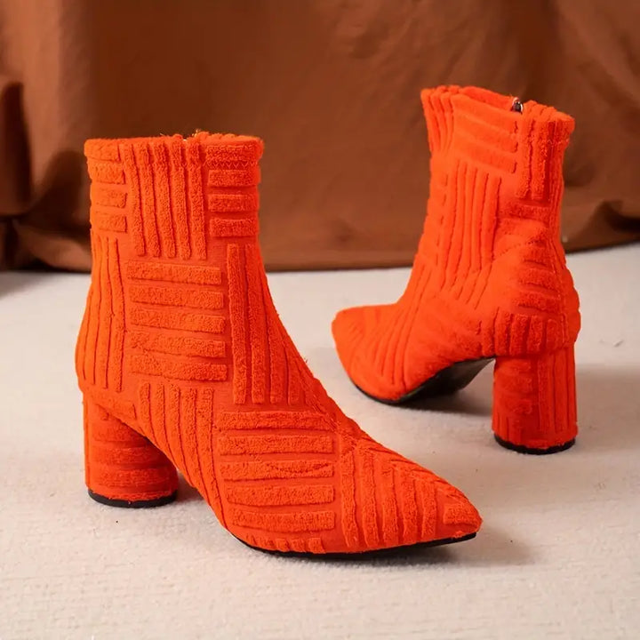 Felrode enkellaarsjes met blokhak en geometrisch patroon, trendy damesmode, herfst/winter 2023, stijlvolle schoenen voor dagelijks gebruik.