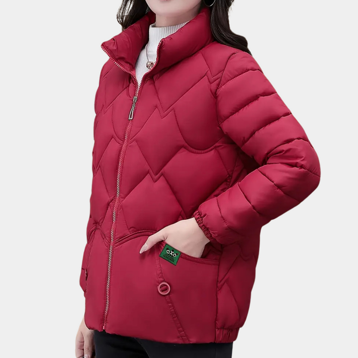 Rode gewatteerde damesjas met rits en opstaande kraag, ideaal voor wintermode. Stijlvolle en warme jas voor dagelijks gebruik.