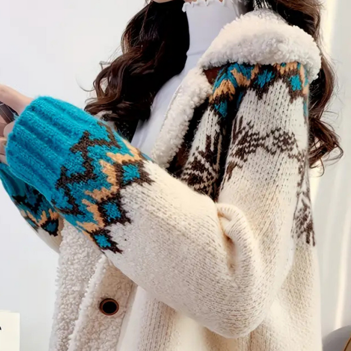 Wollen gebreide trui met kleurrijk Noors patroon, blauwe en bruine accenten, ideaal voor wintermode. Comfortabele dameskleding, warme stijl.