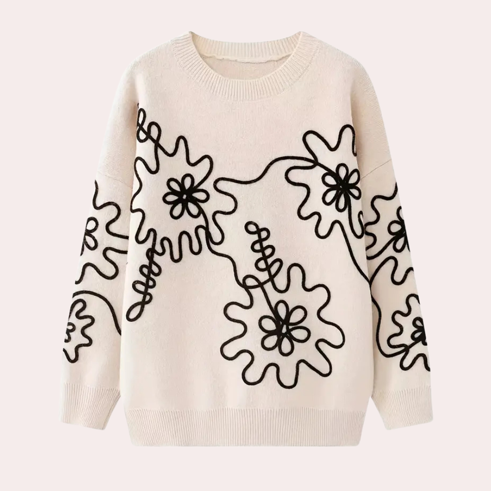 Crèmekleurige trui met zwarte bloemenprint, oversized pasvorm, ronde hals. Trendy damesmode, herfst-winter kleding, comfortabele gebreide stof.