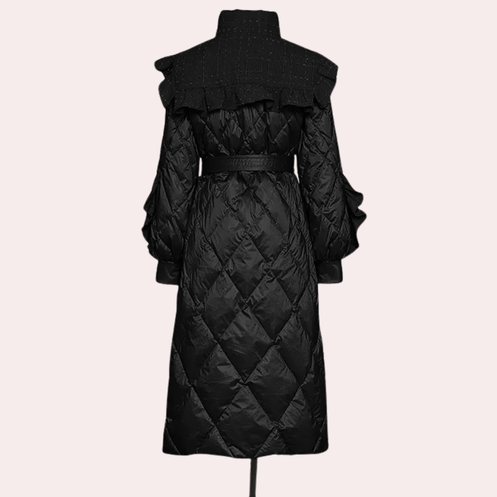 Zwarte gewatteerde jas met ruches en riem, lange mouwen, elegante wintermode, dameskleding, stijlvolle quilted coat, modetrend 2023.