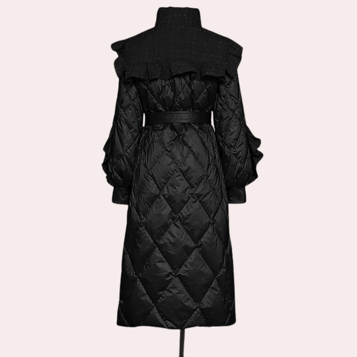 Zwarte gewatteerde jas met ruches en riem, lange mouwen, elegante wintermode, dameskleding, stijlvolle quilted coat, modetrend 2023.