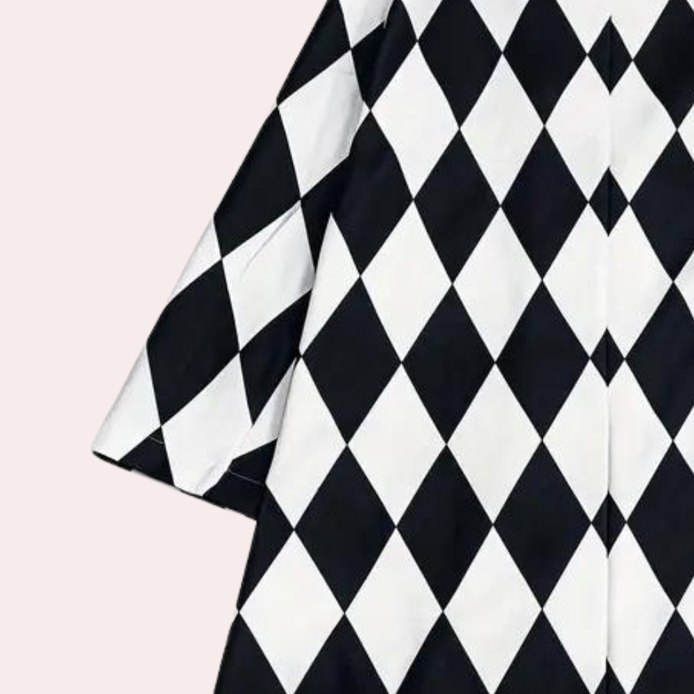 Zwart-wit harlekijnpatroon op stof, geometrisch design, modetrend, grafische print, vierkanten en ruiten, stijlvolle textieldecoratie.
