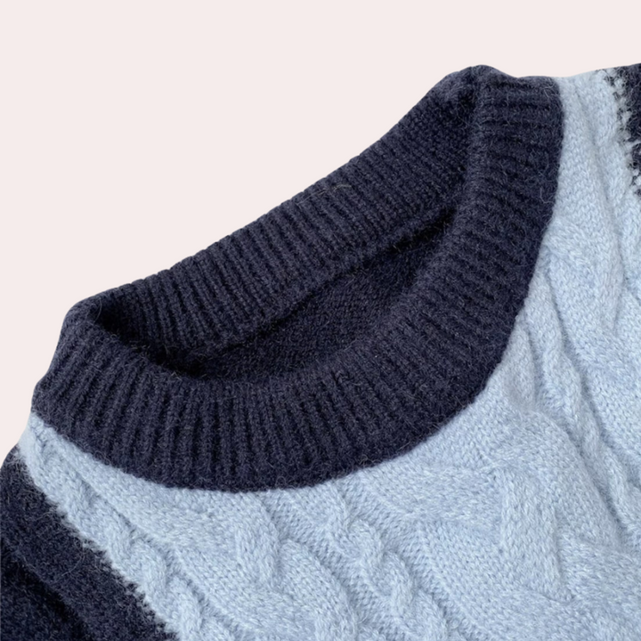 Blauwe en zwarte gebreide trui met kabelpatroon, ronde hals. Stijlvolle herentrui, wintermode, warme kleding, casual outfit.