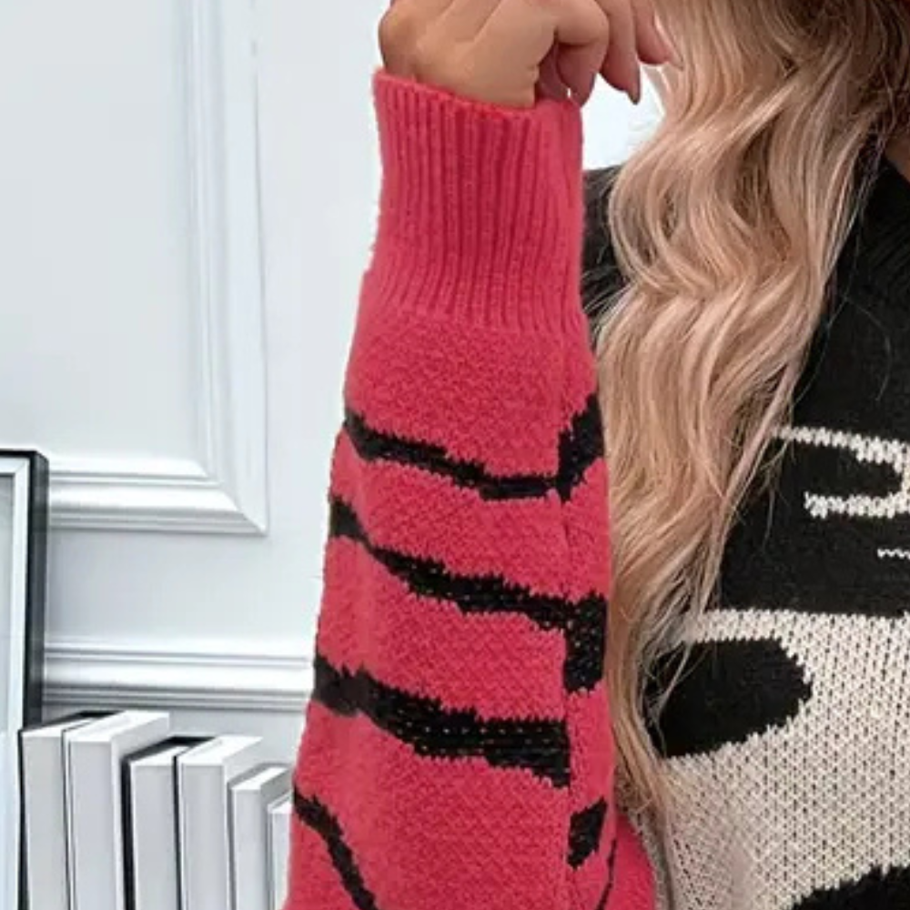 Vrouw in roze en zwarte gestreepte trui met lange mouwen, naast boekenplank. Modieuze dameskleding, herfststijl, casual outfit.