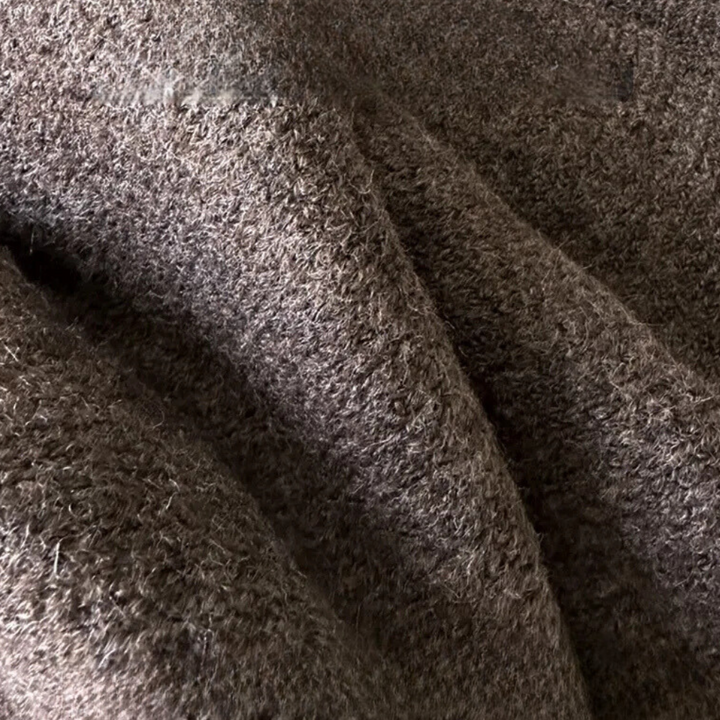 Bruine badstof handdoek close-up, zachte textuur, absorberend katoen, luxe badkameraccessoire, hoogwaardige kwaliteit, duurzaam en stijlvol design.