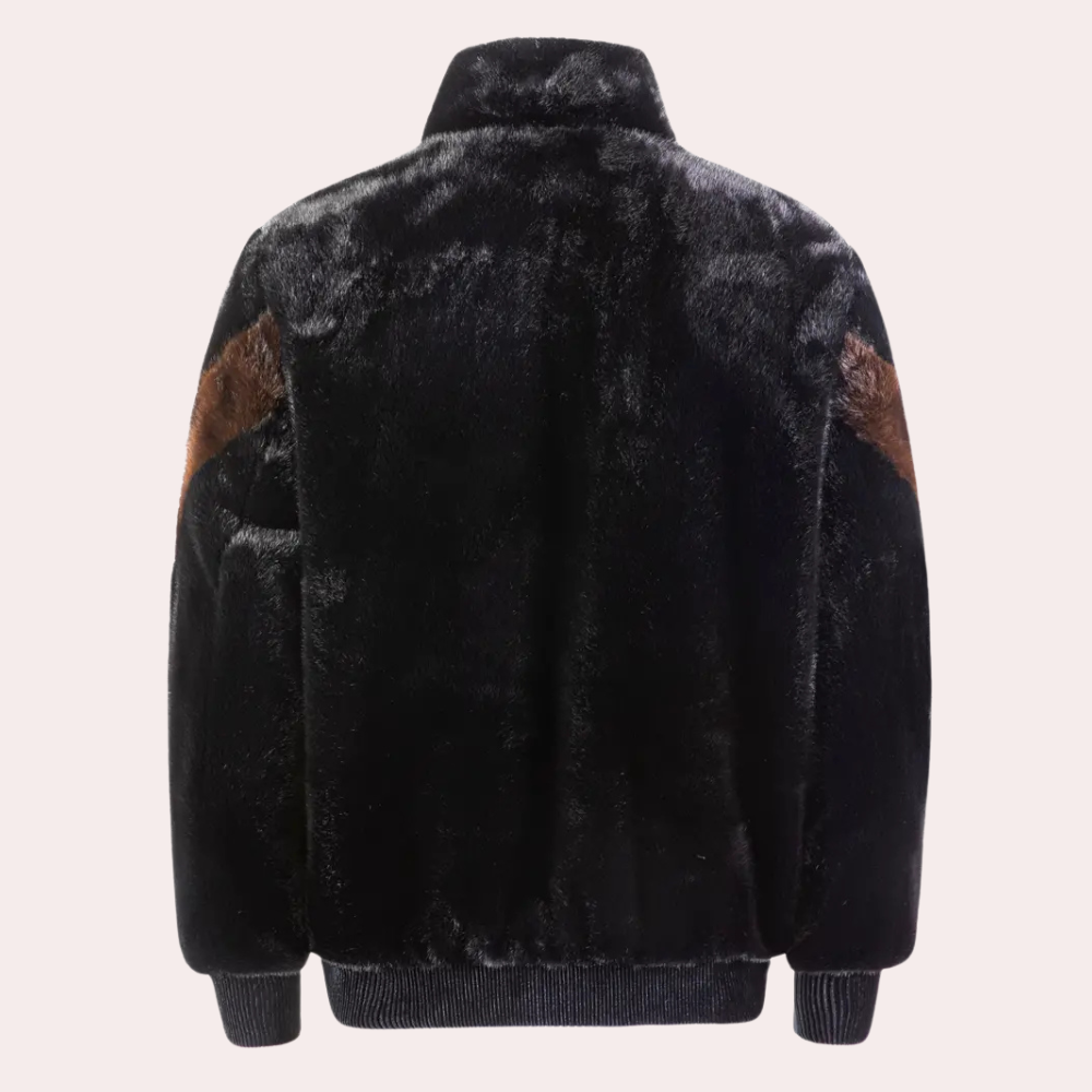 Zwarte faux fur jas met bruine accenten, hoge kraag en elastische boorden. Stijlvolle winterjas voor dames, warme en modieuze kleding.