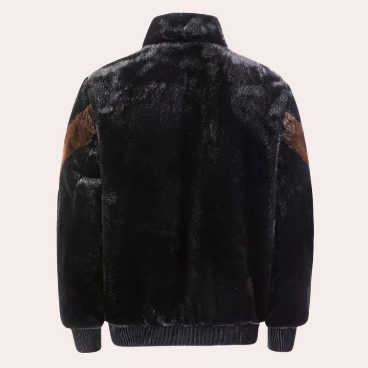Zwarte faux fur jas met bruine accenten, hoge kraag en elastische boorden. Stijlvolle winterjas voor dames, warme en modieuze kleding.