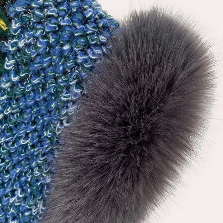 Blauwe gebreide sjaal met grijze bontpompon, winteraccessoire, warme modieuze sjaal, handgemaakt breiwerk, luxe wintermode.