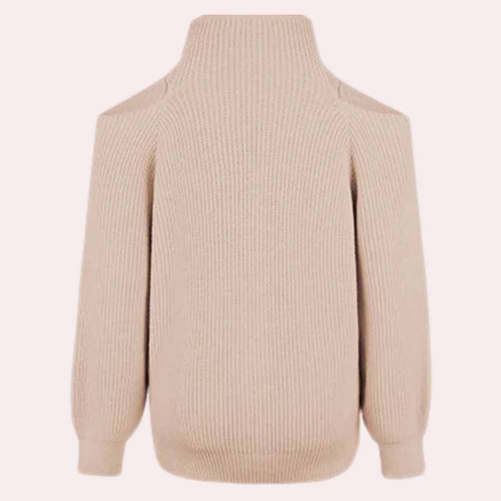 Beige gebreide trui met open schouders, lange mouwen en hoge hals. Modieuze dameskleding, ideaal voor herfst- en winterseizoen.
