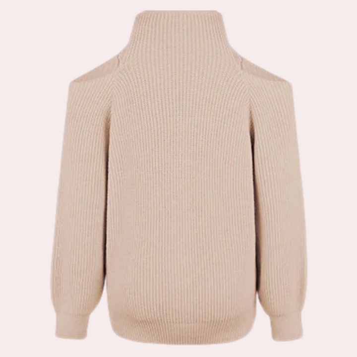 Beige gebreide trui met open schouders, lange mouwen en hoge hals. Modieuze dameskleding, ideaal voor herfst- en winterseizoen.