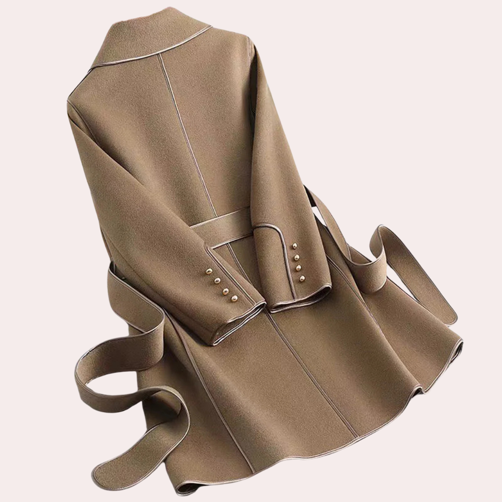Bruine wollen damesjas met ceintuur, knopen op de mouwen en witte stiksels. Stijlvolle wintermode, elegant design, warme dameskleding.