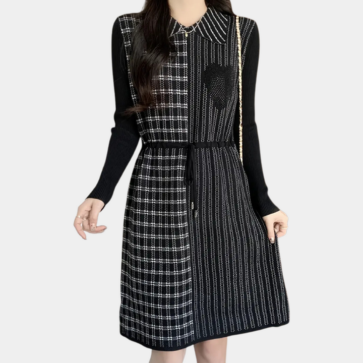 Zwart-wit geruite damesjurk met lange mouwen en kraag, elegante tweed-stijl, perfect voor herfstmode. Stijlvolle en tijdloze kleding.