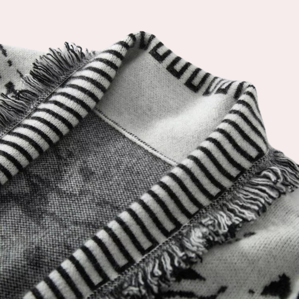 Grijze wollen sjaal met zwart-witte strepen en franjes, zachte textuur, modieus accessoire, geschikt voor herfst en winter, unisex design.