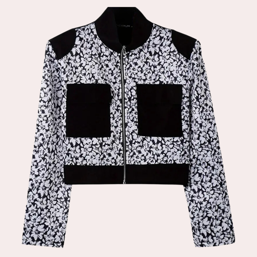 Zwart-witte bloemenprint jas met ritssluiting, lange mouwen en twee voorzakken. Modieuze damesjas, ideaal voor lente en herfst.