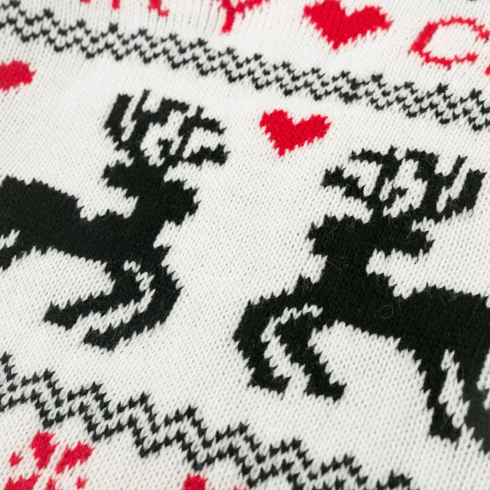 Zwart-witte kersttrui met rendier- en hartpatroon, gebreid design, wintermode, feestelijke kleding, close-up textuur.