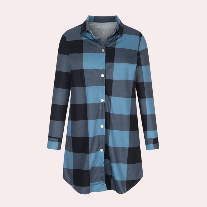 Blauw geruite damesblouse met lange mouwen en knoopsluiting, ideaal voor casual en zakelijke outfits. Comfortabele pasvorm, modieuze stijl.