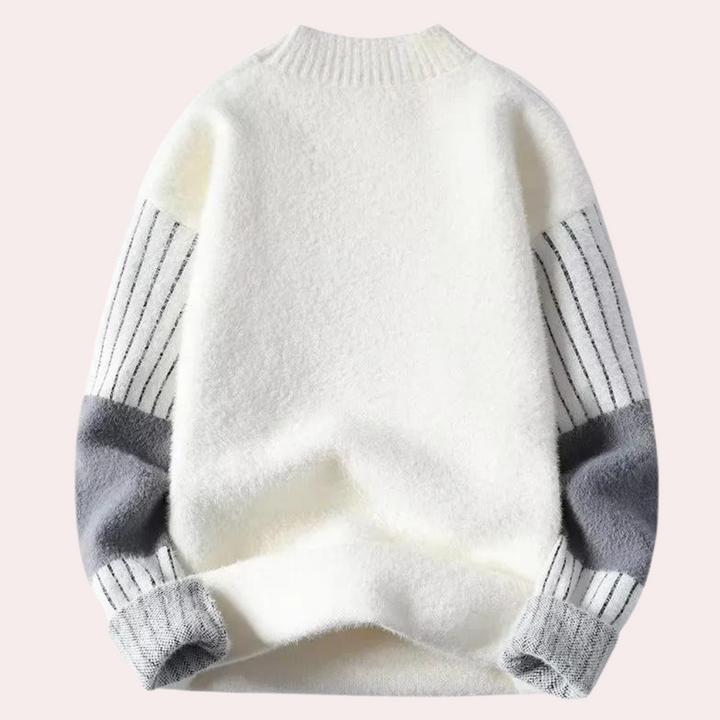 Witte gebreide trui met grijze en zwarte gestreepte mouwen, zachte textuur, unisex design, wintermode, comfortabele kleding, trendy stijl.