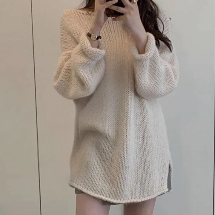 Vrouw in oversized gebreide trui, beige kleur, lange mouwen, casual mode, herfst winter outfit, trendy dameskleding, comfortabele stijl.