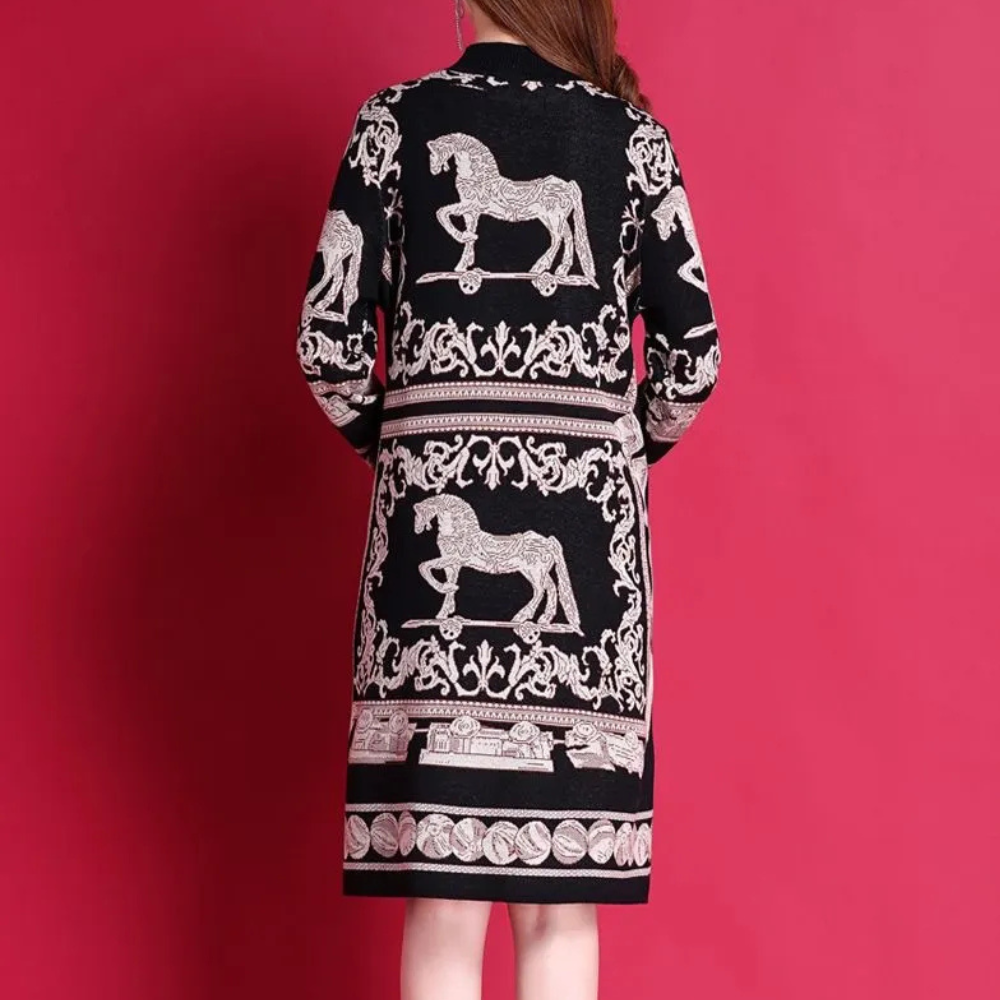 Damesjurk met lange mouwen, zwart met witte paardendetails, barokke patronen, tegen roze achtergrond. Elegante mode, herfst/winter stijl.