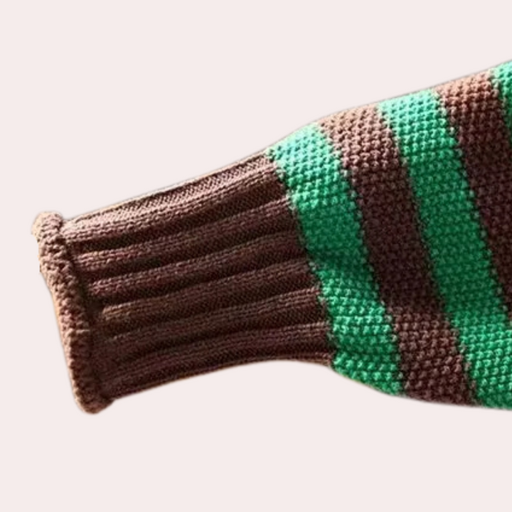 Gestreepte gebreide trui mouw, bruin en groen, close-up. Modieuze winterkleding, warme wollen stof, trendy design, comfortabele pasvorm.