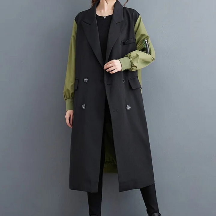 Lange zwarte damesjas met olijfgroene mouwen, dubbele knopenrij en zakken, modieuze herfst- en winterkleding, stijlvolle damesmode.