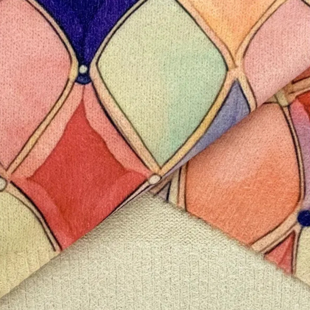 Kleurrijke geometrische stof met ruitpatroon, pastelkleuren en zachte textuur, ideaal voor interieurdecoratie en modeontwerp.