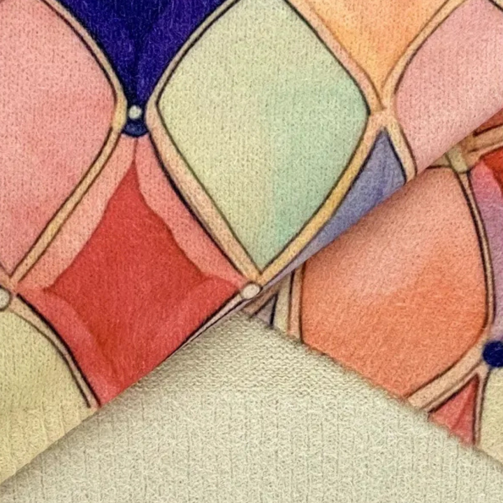 Kleurrijke geometrische stof met ruitpatroon, pastelkleuren en zachte textuur, ideaal voor interieurdecoratie en modeontwerp.