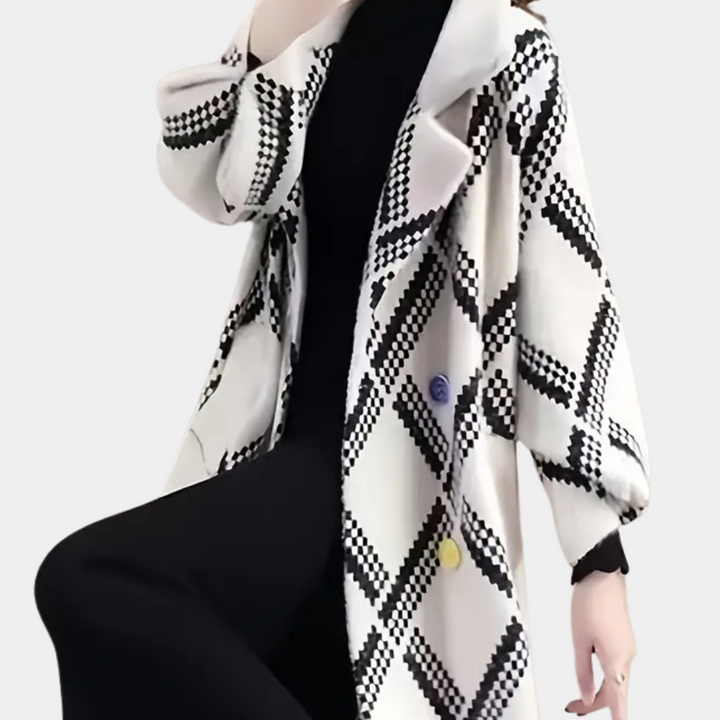 Damesjas met zwart-wit ruitpatroon, kleurrijke knopen, lange mouwen. Modieuze herfst- en winterkleding, stijlvolle damesmode.