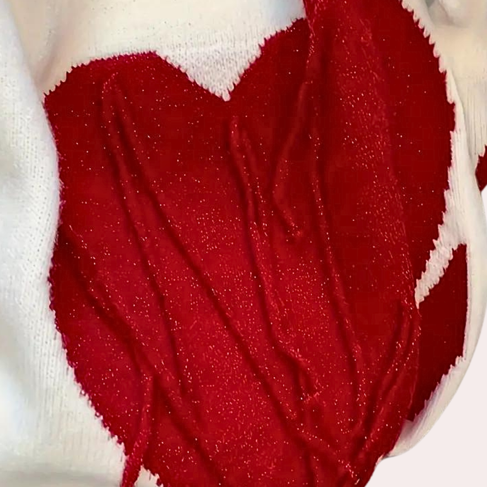Witte trui met groot rood hartpatroon, gebreid ontwerp, damesmode, winterkleding, trendy en stijlvol, perfect voor casual outfits.