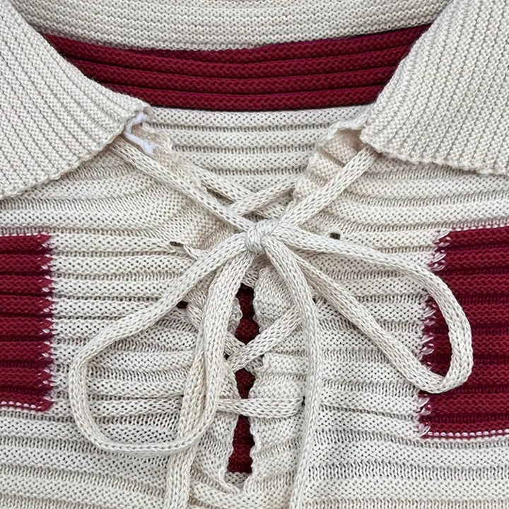 Beige en bordeaux gebreide trui met kraag en veterdetail, modieuze dameskleding, herfstmode, comfortabele en stijlvolle trui voor dagelijks gebruik.