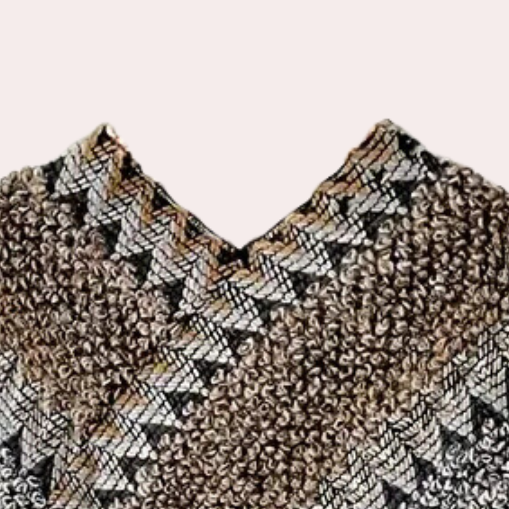 Gebreide trui met zigzagpatroon in zwart, wit en beige. Modieuze dameskleding, wintertrui, warme textuur, trendy design.